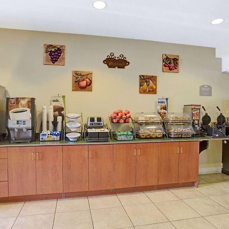 Microtel Inn & Suites By Wyndham Bushnell Esterno foto