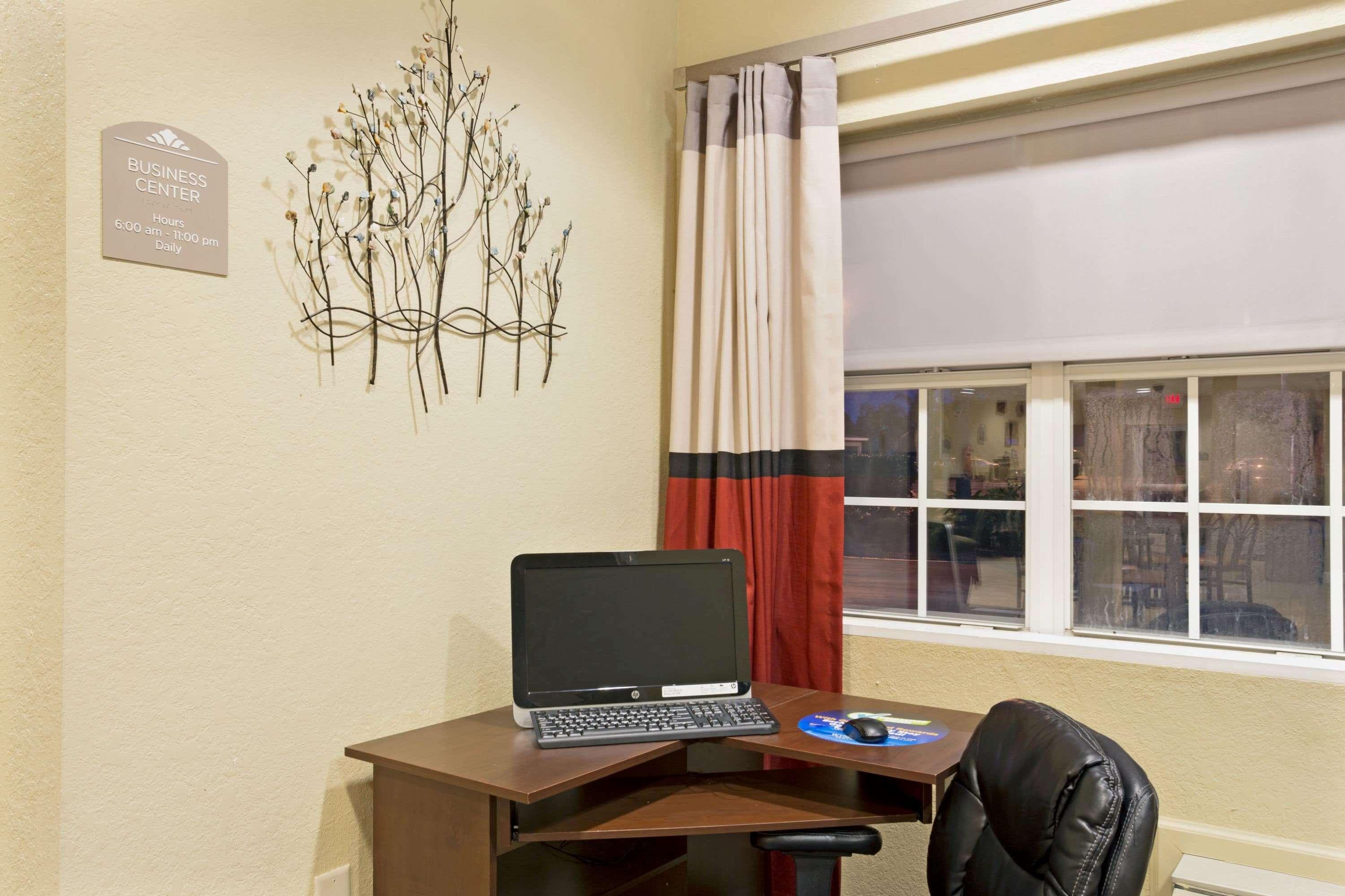 Microtel Inn & Suites By Wyndham Bushnell Esterno foto
