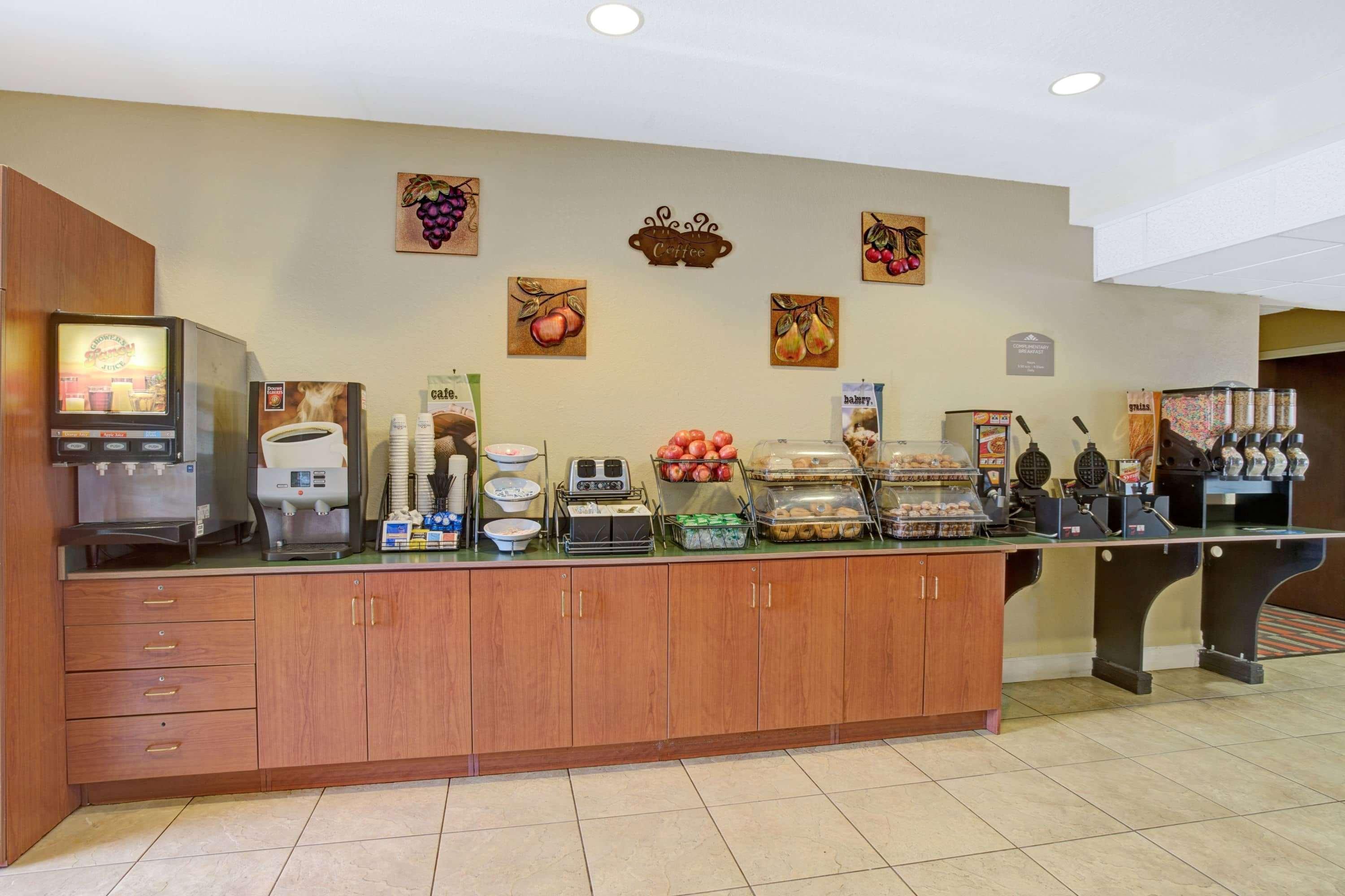 Microtel Inn & Suites By Wyndham Bushnell Esterno foto