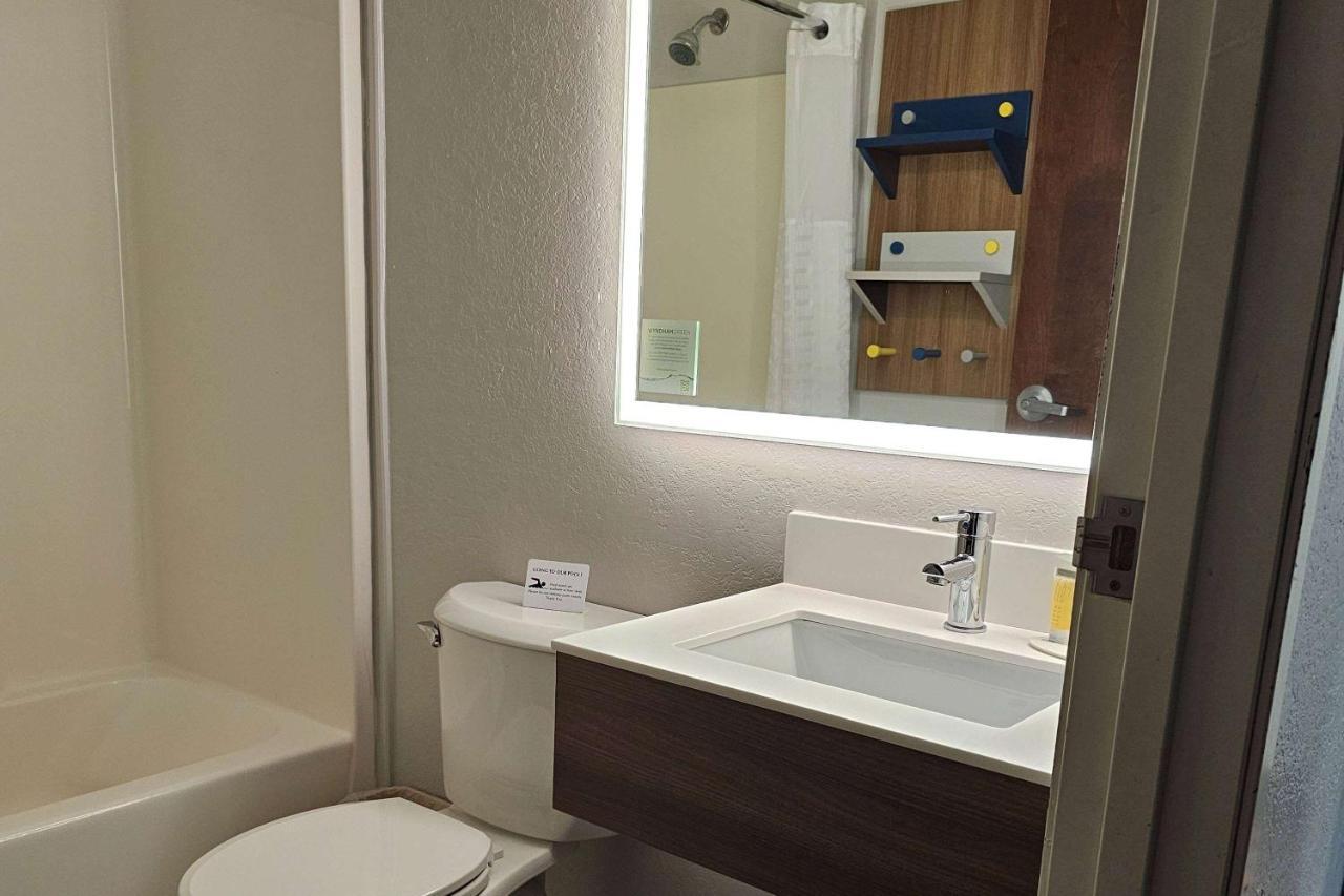 Microtel Inn & Suites By Wyndham Bushnell Esterno foto