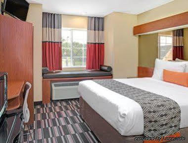 Microtel Inn & Suites By Wyndham Bushnell Esterno foto